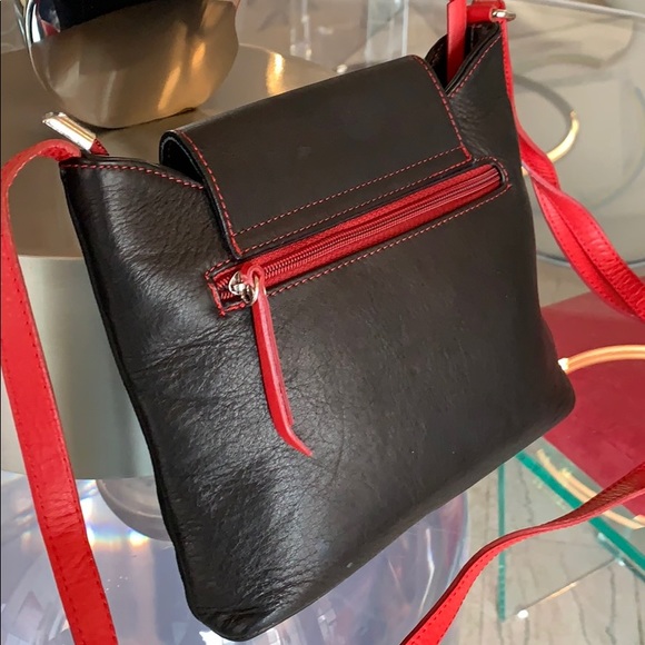 Blk Leather Crossbody Bag by Borgo Degli Etruschi - Picture 4 of 8